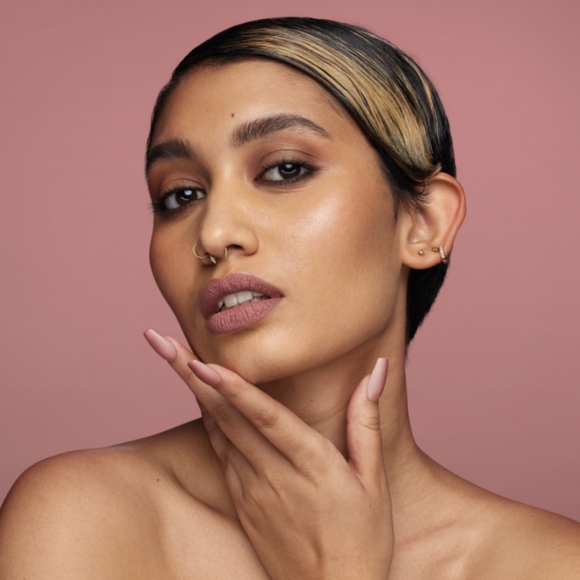 Huda Beauty Liquid Matte Ultra-Comfort Transfer-proof Lipstick in Sweet Talker - Picture 5 of 5